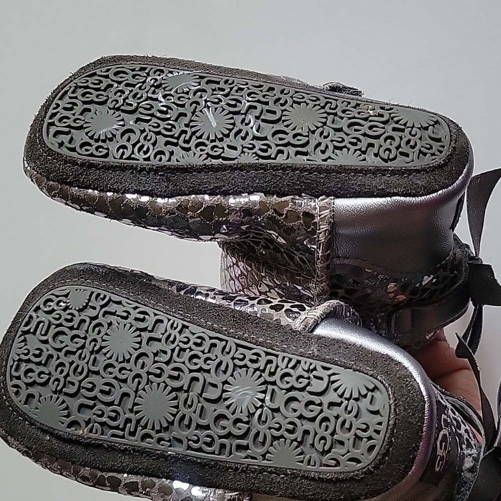 UGG Kids Boots in Shiny Silver - Picture 12 of 12